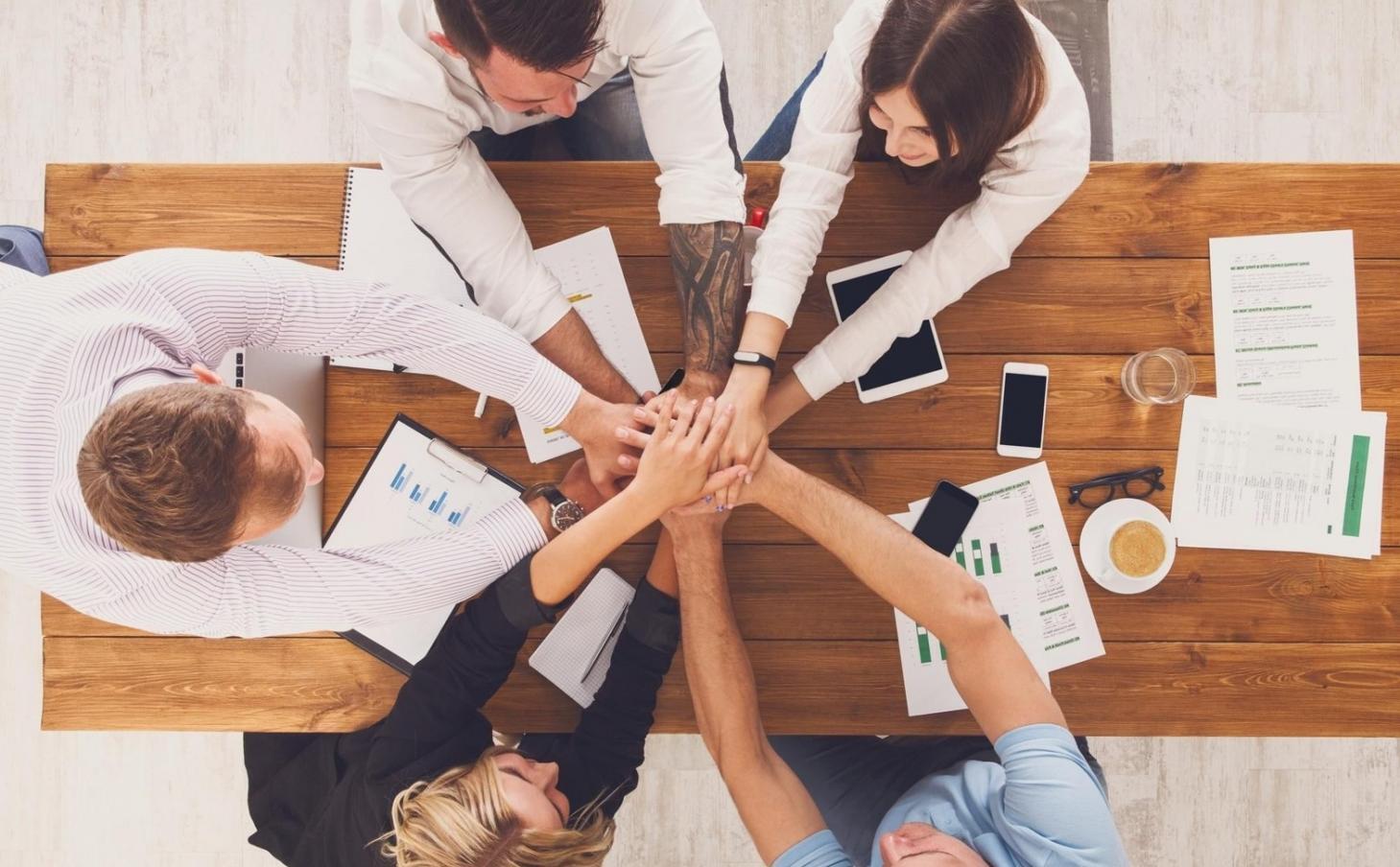 Conseiller fiscal Erquasento expliquant stratégie à un client