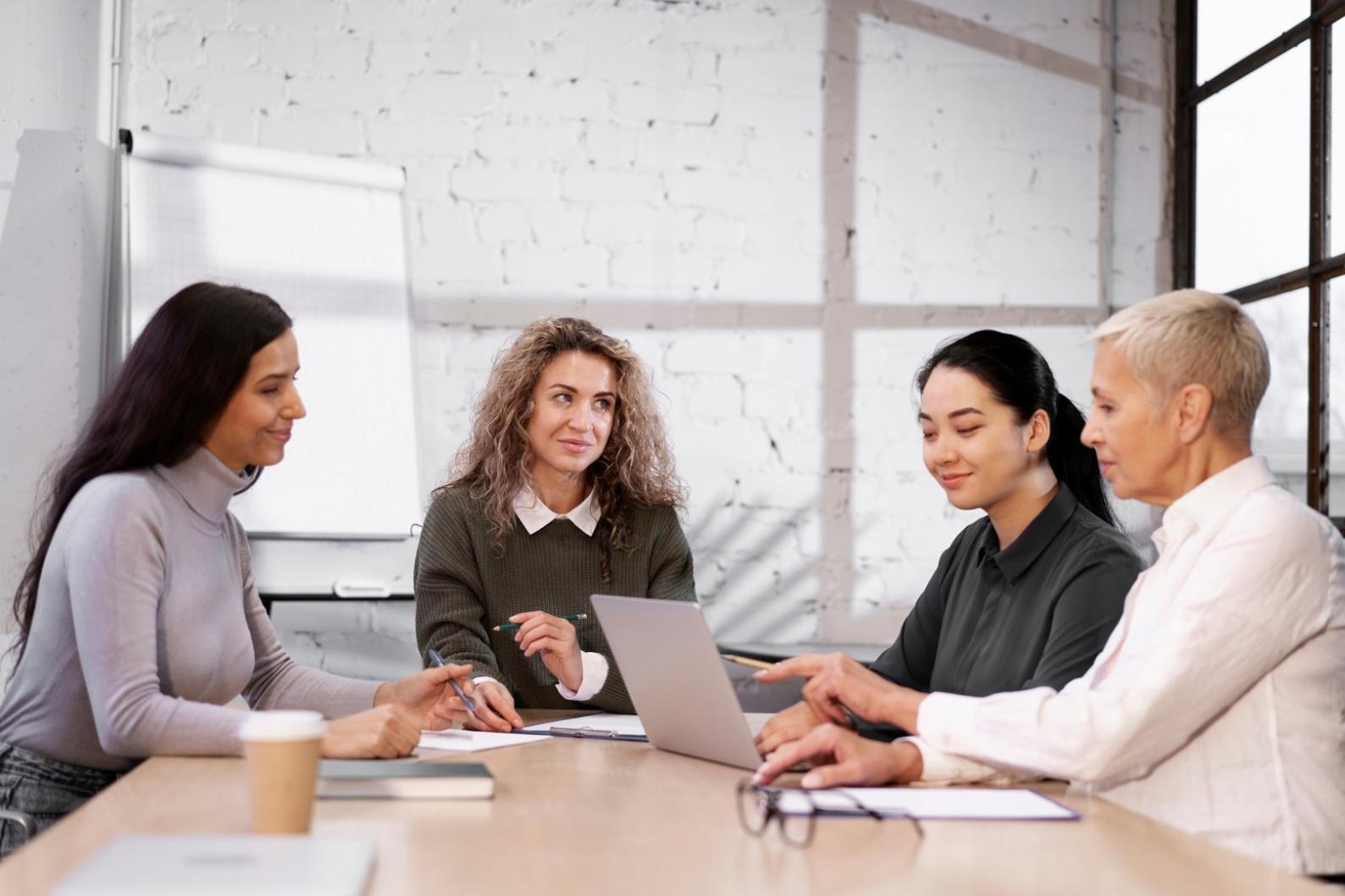Bureau de conseil Erquasento avec équipe travaillant sur dossiers fiscaux