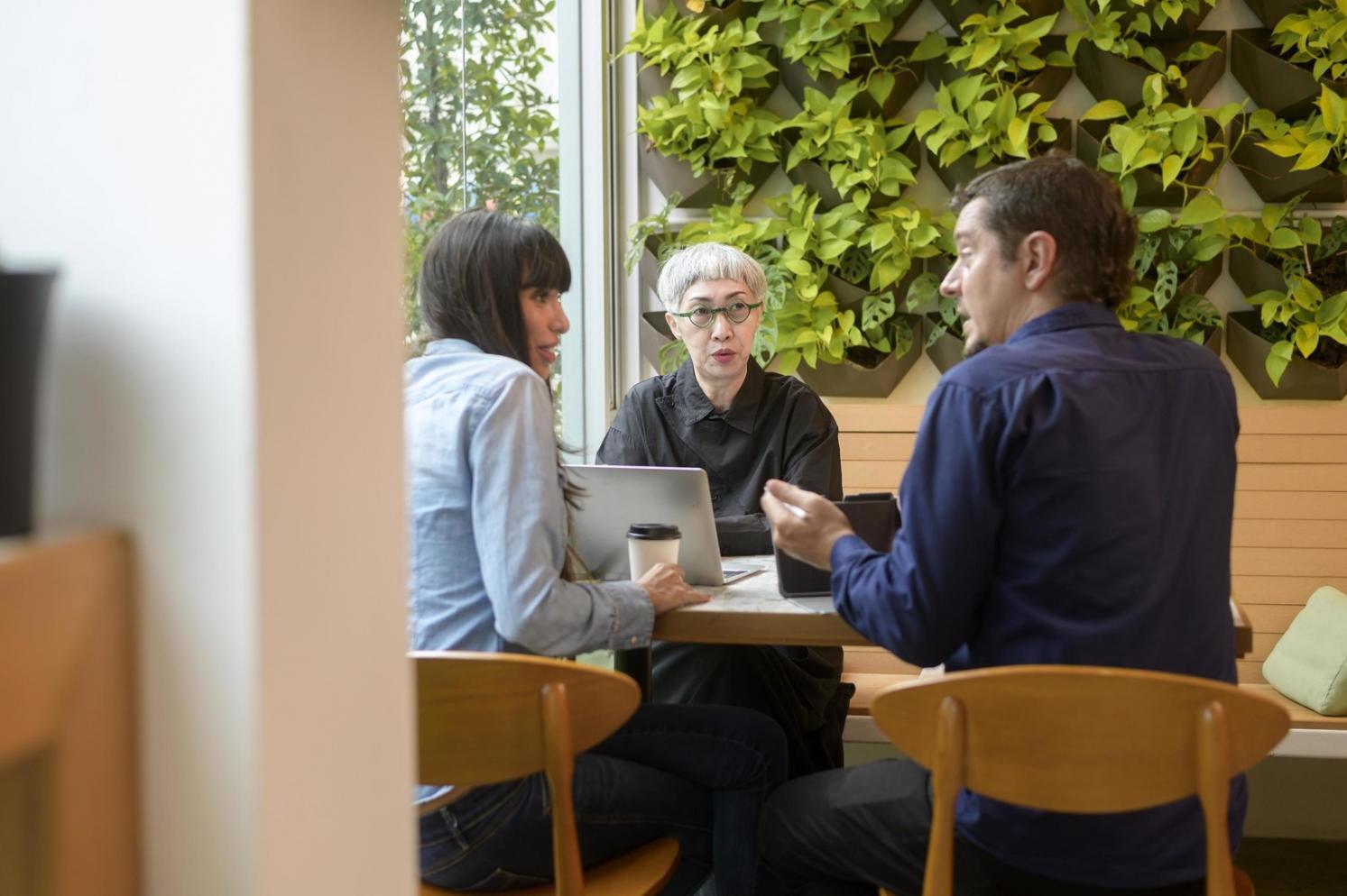 Équipe de conseillers fiscaux examinant des dossiers d'entreprise